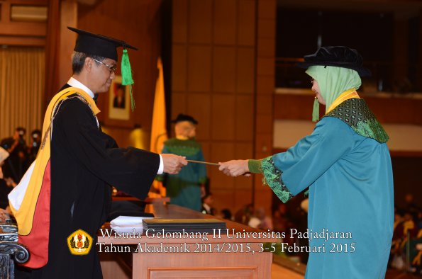 Wisuda Unpad Gel II TA 2014_2015  Fakultas Kedokteran oleh Dekan 025