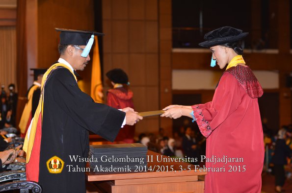 Wisuda Unpad Gel II TA 2014_2015  Fakultas Ilmu Budaya oleh Dekan 011