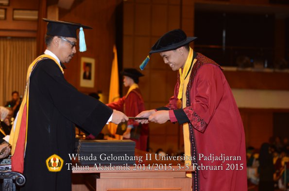 Wisuda Unpad Gel II TA 2014_2015  Fakultas Ilmu Budaya oleh Dekan 012