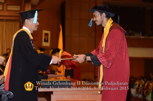 Wisuda Unpad Gel II TA 2014_2015  Fakultas Ilmu Budaya oleh Dekan 025