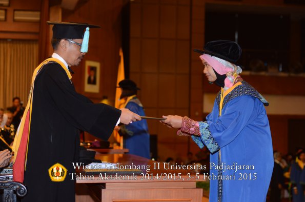 Wisuda Unpad Gel II TA 2014_2015  Fakultas Ilmu Budaya oleh Dekan 036