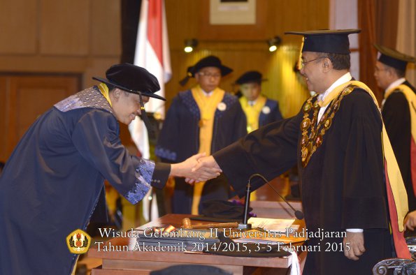 Wisuda Unpad Gel II TA 2014_2015 Program Pasca oleh Rektor 010