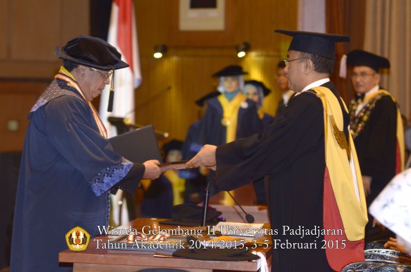 Wisuda Unpad Gel II TA 2014_2015 Program Pasca oleh Rektor 020