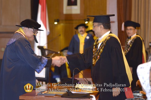 Wisuda Unpad Gel II TA 2014_2015 Program Pasca oleh Rektor 030