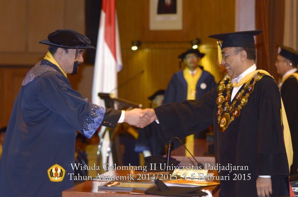 Wisuda Unpad Gel II TA 2014_2015 Program Pasca oleh Rektor 031