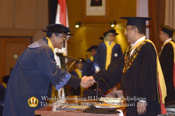 Wisuda Unpad Gel II TA 2014_2015 Program Pasca oleh Rektor 032