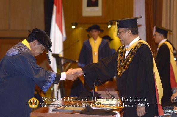 Wisuda Unpad Gel II TA 2014_2015 Program Pasca oleh Rektor 039