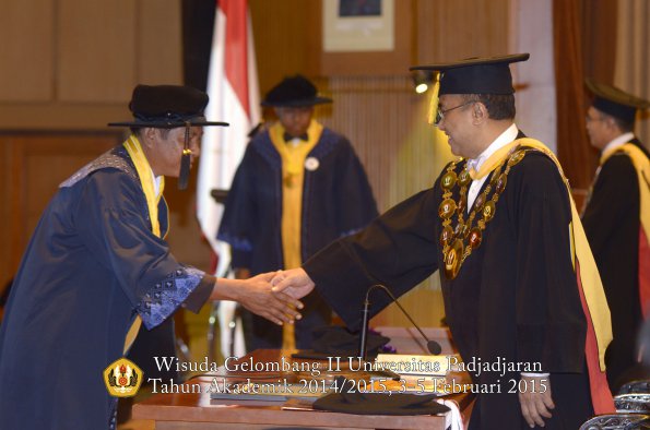 Wisuda Unpad Gel II TA 2014_2015 Program Pasca oleh Rektor 046