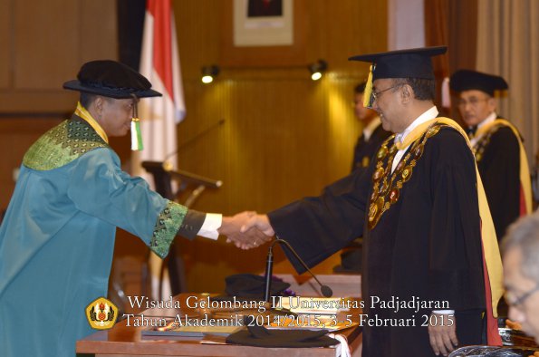 Wisuda Unpad Gel II TA 2014_2015 Program Pasca oleh Rektor 059