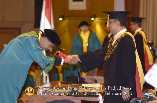 Wisuda Unpad Gel II TA 2014_2015 Fakultas Hukum oleh Rektor 003