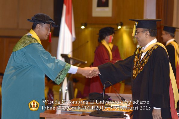 Wisuda Unpad Gel II TA 2014_2015 Fakultas Hukum oleh Rektor 009