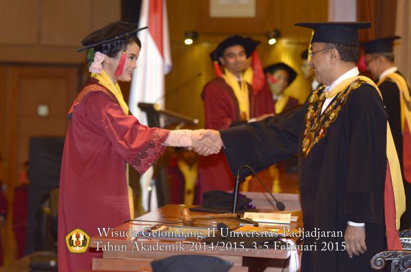 Wisuda Unpad Gel II TA 2014_2015 Fakultas Hukum oleh Rektor 011