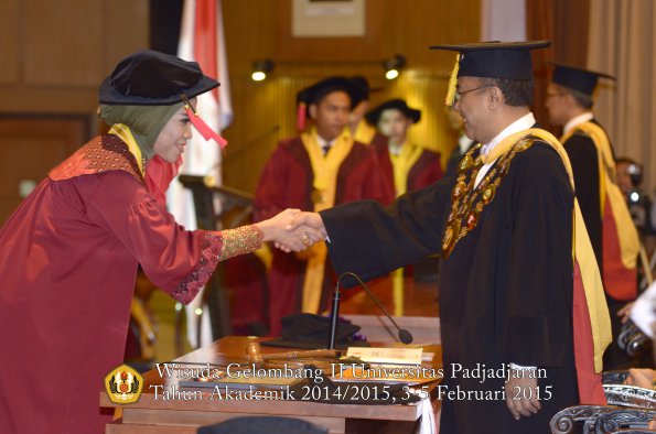 Wisuda Unpad Gel II TA 2014_2015 Fakultas Hukum oleh Rektor 013