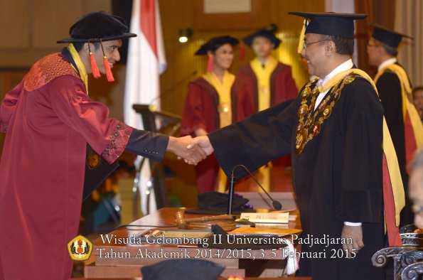 Wisuda Unpad Gel II TA 2014_2015 Fakultas Hukum oleh Rektor 032