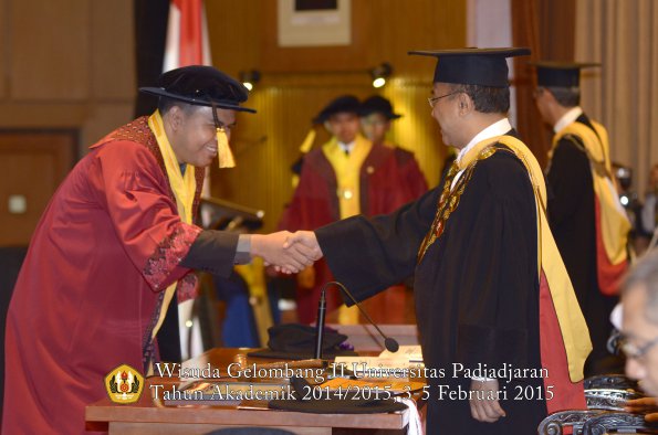 Wisuda Unpad Gel II TA 2014_2015  Fakultas Ekonomi dan Bisnis oleh Rektor 018