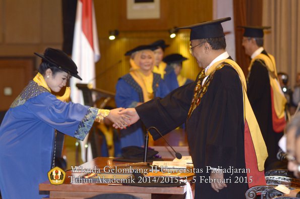 Wisuda Unpad Gel II TA 2014_2015  Fakultas Ekonomi dan Bisnis oleh Rektor 023