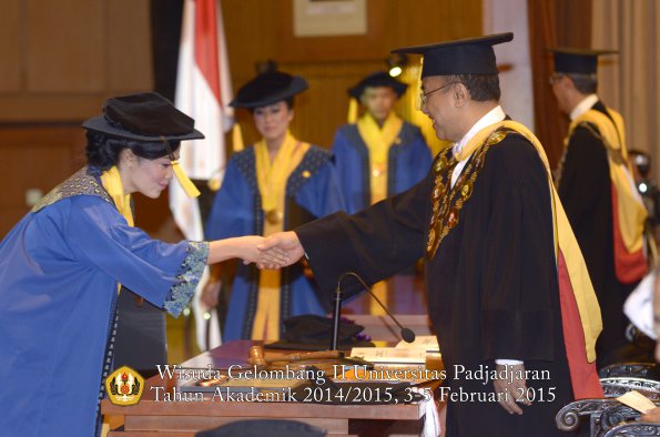 Wisuda Unpad Gel II TA 2014_2015  Fakultas Ekonomi dan Bisnis oleh Rektor 025