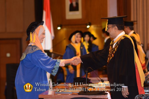 Wisuda Unpad Gel II TA 2014_2015  Fakultas Ekonomi dan Bisnis oleh Rektor 030
