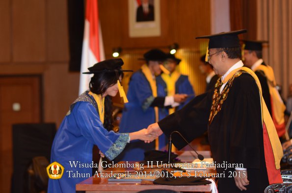 Wisuda Unpad Gel II TA 2014_2015  Fakultas Ekonomi dan Bisnis oleh Rektor 032