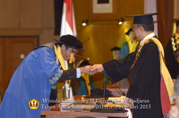 Wisuda Unpad Gel II TA 2014_2015  Fakultas Ekonomi dan Bisnis oleh Rektor 039