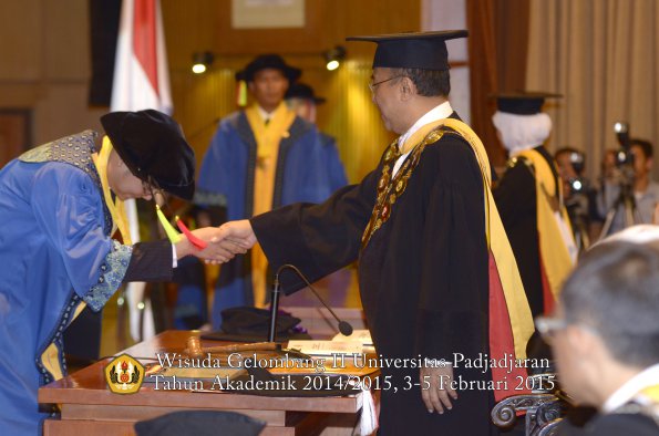 Wisuda Unpad Gel II TA 2014_2015 Fakultas Mipa oleh Rektor 059