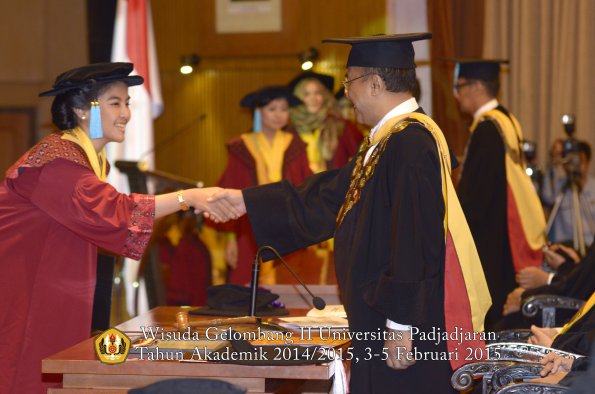 Wisuda Unpad Gel II TA 2014_2015  Fakultas Ilmu Budaya oleh Rektor 019