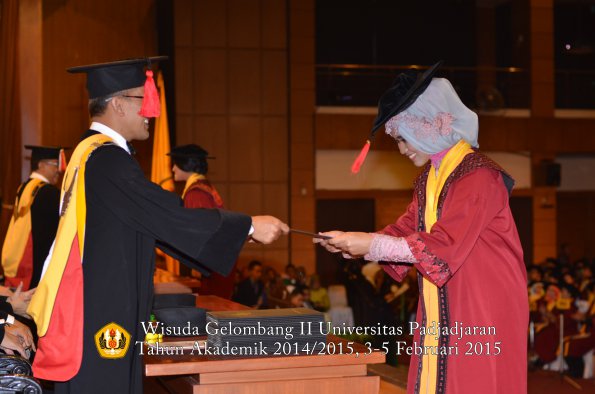Wisuda Unpad Gel II TA 2014_2015 Fakultas Hukum oleh Dekan 012