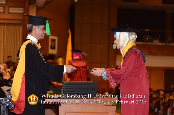 Wisuda Unpad Gel II TA 2014_2015 Fakultas Kedokteran oleh Dekan 061