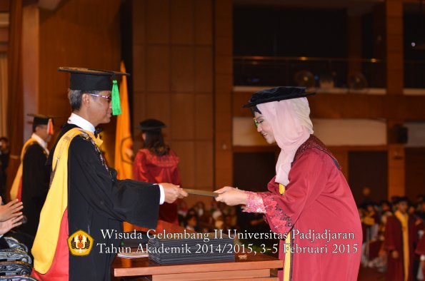 Wisuda Unpad Gel II TA 2014_2015 Fakultas Kedokteran oleh Dekan 072