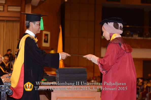 Wisuda Unpad Gel II TA 2014_2015 Fakultas Kedokteran oleh Dekan 099