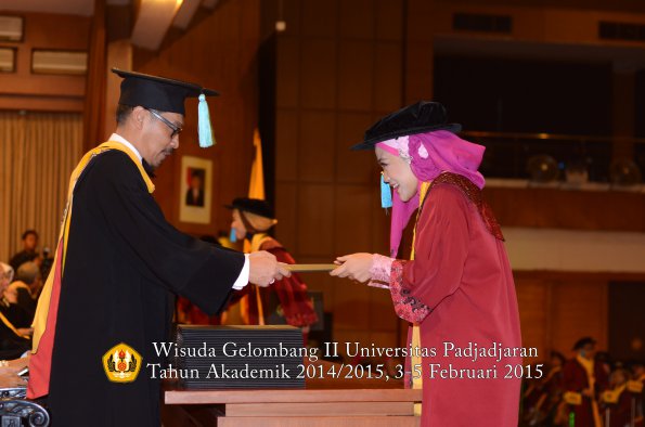 Wisuda Unpad Gel II TA 2014_2015  Fakultas Ilmu Budaya oleh Dekan 007