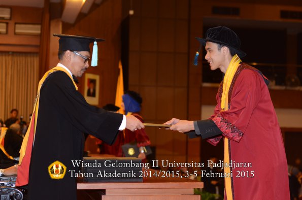 Wisuda Unpad Gel II TA 2014_2015  Fakultas Ilmu Budaya oleh Dekan 013