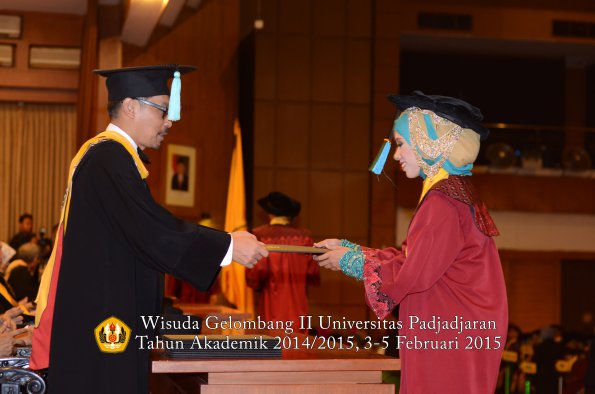 Wisuda Unpad Gel II TA 2014_2015  Fakultas Ilmu Budaya oleh Dekan 028