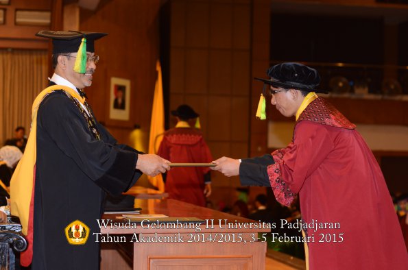 Wisuda Unpad Gel II TA 2014_2015  Fakultas Ilmu Komunikasi oleh Dekan 021