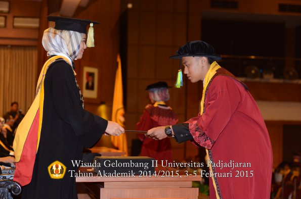 Wisuda Unpad Gel II TA 2014_2015  Fakultas Farmasi oleh Dekan 012