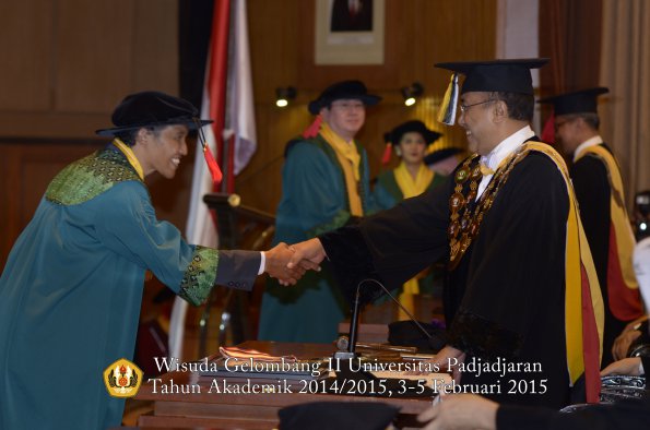 Wisuda Unpad Gel II TA 2014_2015 Fakultas Hukum oleh Rektor 008