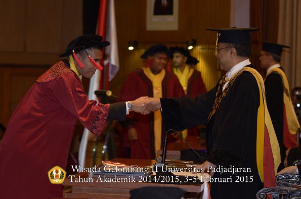 Wisuda Unpad Gel II TA 2014_2015 Fakultas Hukum oleh Rektor 014
