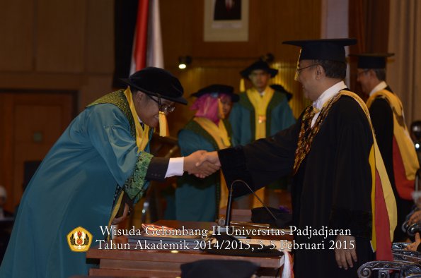 Wisuda Unpad Gel II TA 2014_2015 Fakultas Ekonomi dan Bisnis oleh Rektor 002