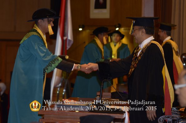 Wisuda Unpad Gel II TA 2014_2015 Fakultas Ekonomi dan Bisnis oleh Rektor 004