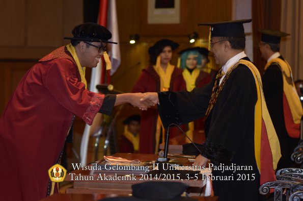 Wisuda Unpad Gel II TA 2014_2015 Fakultas Ekonomi dan Bisnis oleh Rektor 012