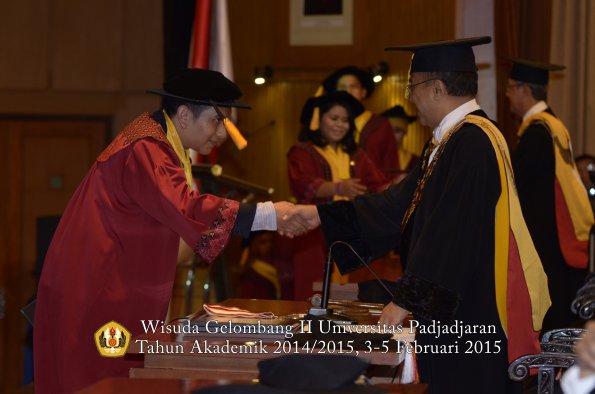 Wisuda Unpad Gel II TA 2014_2015 Fakultas Ekonomi dan Bisnis oleh Rektor 017