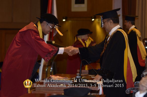 Wisuda Unpad Gel II TA 2014_2015 Fakultas Ekonomi dan Bisnis oleh Rektor 021