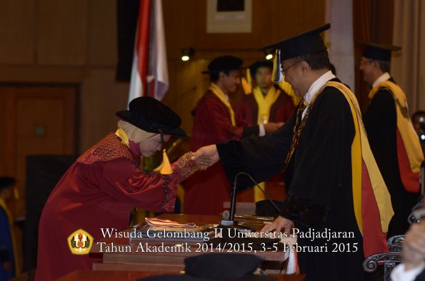 Wisuda Unpad Gel II TA 2014_2015 Fakultas Ekonomi dan Bisnis oleh Rektor 022