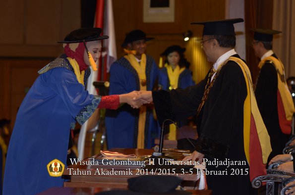 Wisuda Unpad Gel II TA 2014_2015 Fakultas Ekonomi dan Bisnis oleh Rektor 028