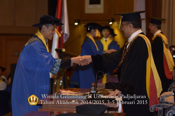 Wisuda Unpad Gel II TA 2014_2015 Fakultas Ekonomi dan Bisnis oleh Rektor 031