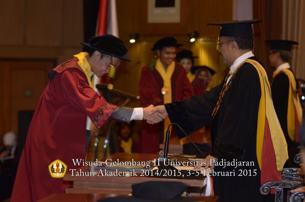 Wisuda Unpad Gel II TA 2014_2015 Fakultas Kedokteran oleh Rektor 043