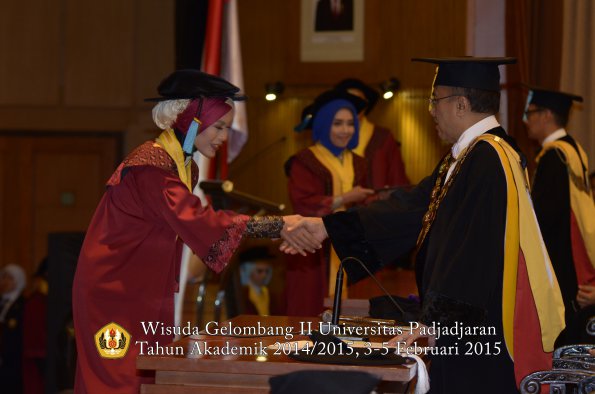 Wisuda Unpad Gel II TA 2014_2015  Fakultas Ilmu Budaya oleh Rektor 011