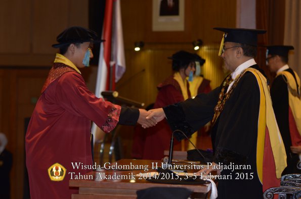 Wisuda Unpad Gel II TA 2014_2015  Fakultas Ilmu Budaya oleh Rektor 014