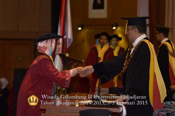 Wisuda Unpad Gel II TA 2014_2015  Fakultas Ilmu Budaya oleh Rektor 017