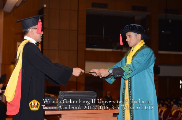 Wisuda Unpad Gel II TA 2014_2015 Fakultas Hukum oleh Dekan 002